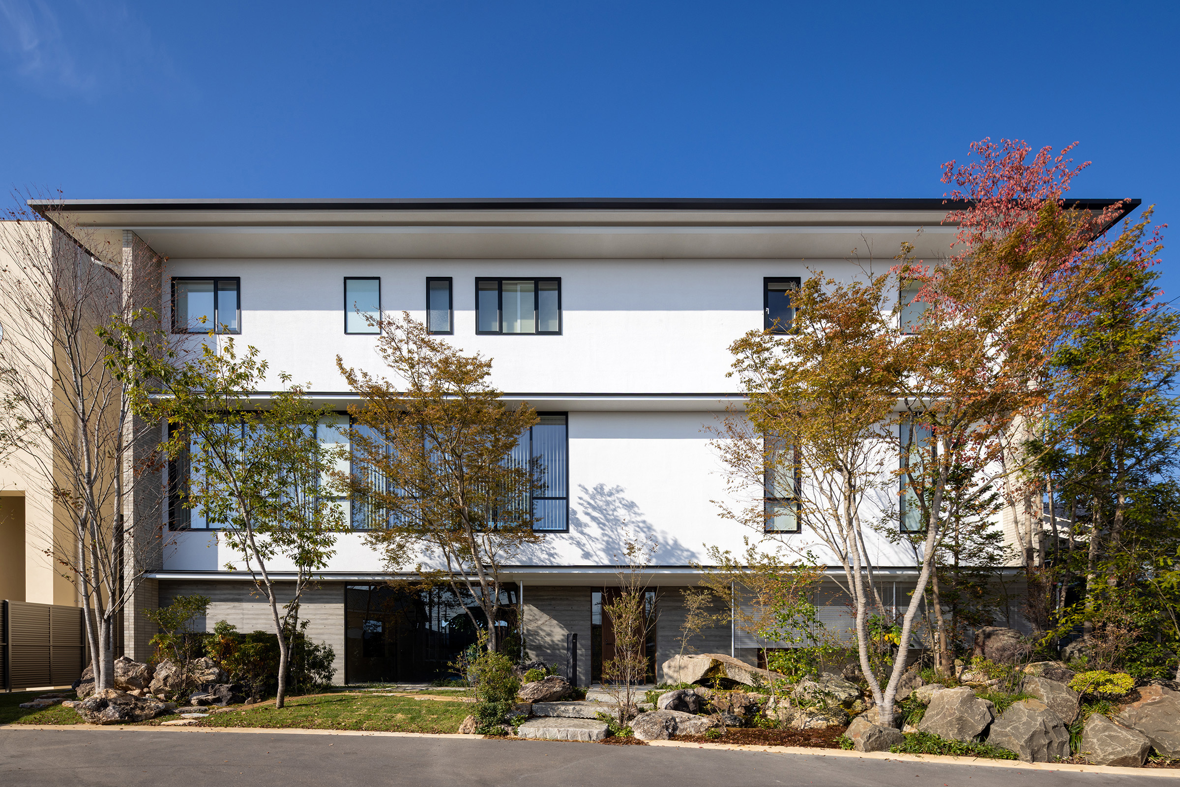 海岸沿いのオフィス／2025